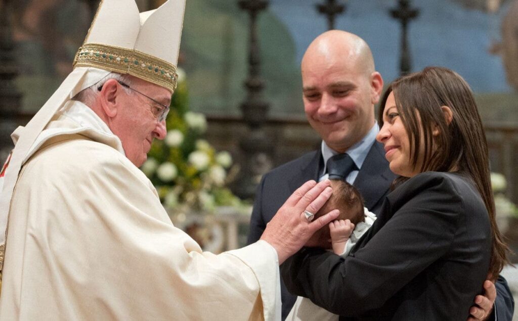 El papa Francisco también dijo que “no hay que idealizar el matrimonio, como si sólo existiera donde no hay problemas” y que hay que redescubrir la realidad permanente del matrimonio como vínculo.