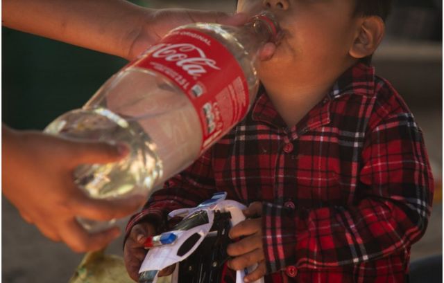 Josue bebiendo agua