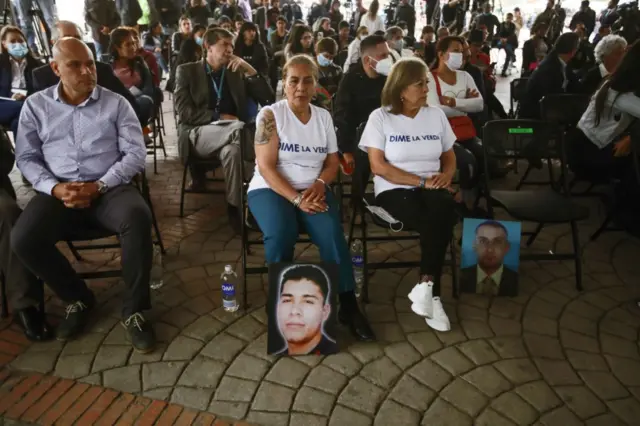 Las madres de jovenes asesinados en Colombia participan en una sesión de la Comisión de la Verdad.