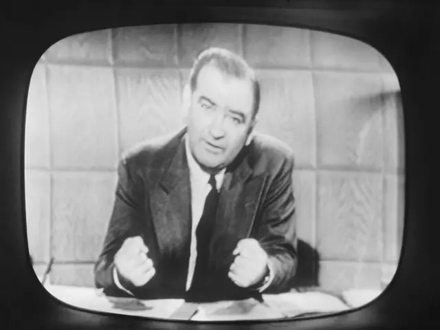 Joseph McCarthy denuncia en televisión a Edward Murrow, acusándolo de comunista. 