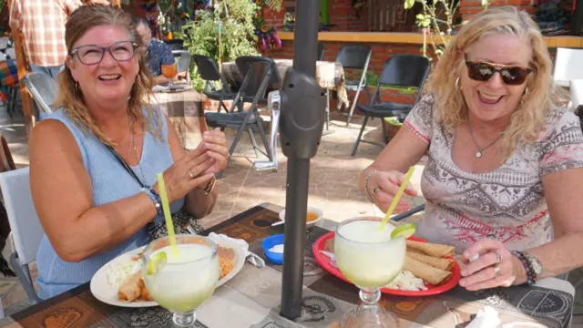 Turistas toman margaritas en Los Algodones