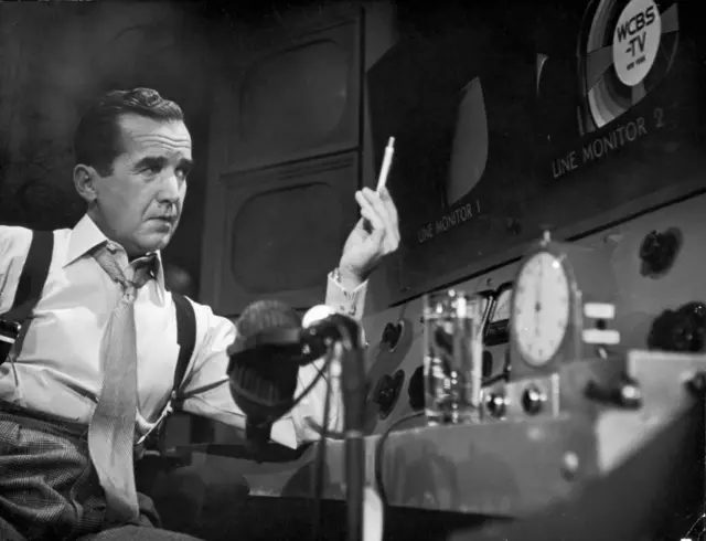 Edward Murrow frente a la consola de transmisión de CBS.