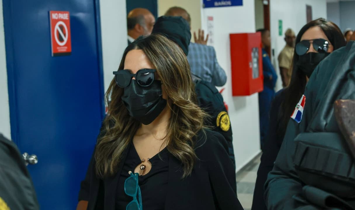 Dos de las acusadas en el fraude a Senasa se ocultan el rostro con mascarillas y lentes