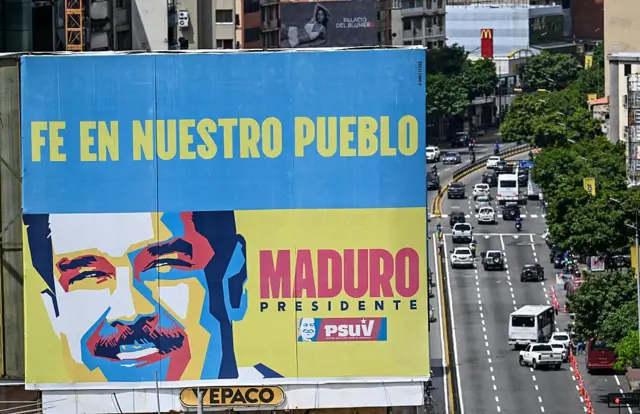 Vista de un cartel en las calles de Caracas con la imagen de Maduro y la leyenda "Fe en Nuestro Pueblo. Maduro presidente. PSUV" en marzo.