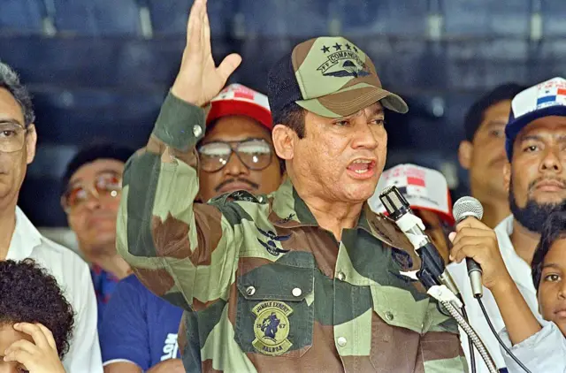 Manuel Noriega habla con uniforme militar y rodeado de personas en Panamá en 1988.