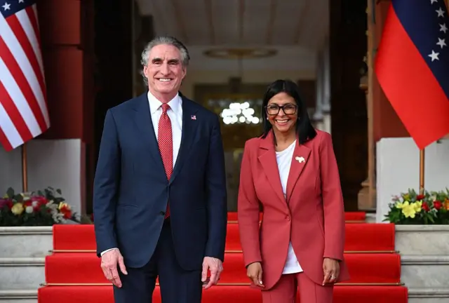 El secretario de Interior de EE.UU., Doug Burgum, sonríe junto a la presidenta encargada de Venezuela, Delcy Rodríguez, en el palacio presidencial de Caracas.