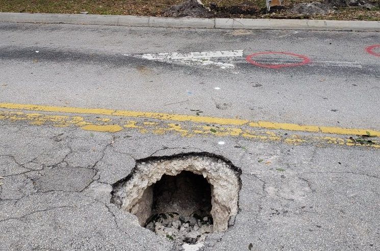 Un bache profundo en una calle de Nueva York