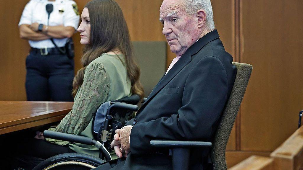 Kevin Reddington, abogado defensor de Lindsay Clancy, y Lindsay Clancy observan mientras el juez William Sullivan